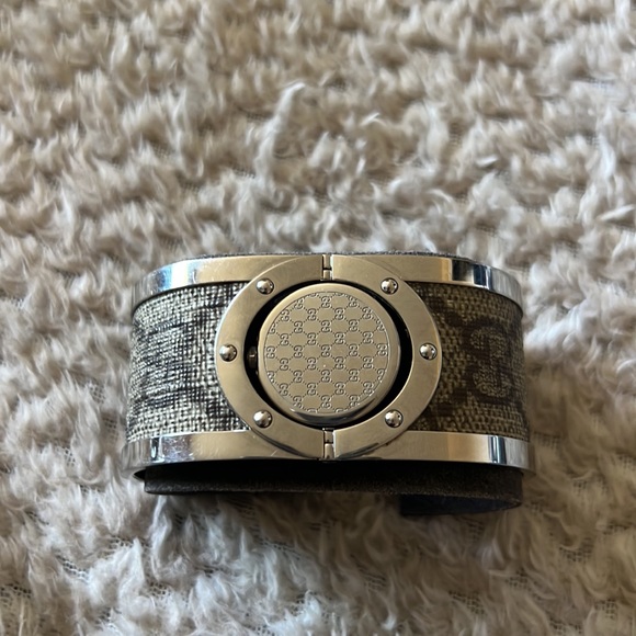 New Authentic Gucci bracelet watch! Twirls from watch to bracelet - Picture 3 of 12